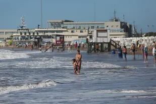 Debido a la marea alta Playa Grande amaneció sin playa pública