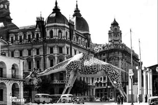 Una joyita visual guardada en el Archivo General de la Nación: una jirafa frente al Cabildo, en el carnaval de 1941