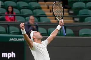 Brazos en alto para Tomás Martín Etcheverry, que se llevó la última sonrisa en el segundo día de Wimbledon