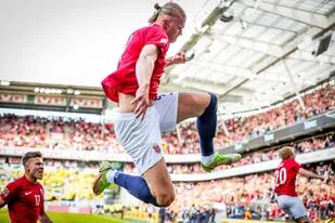 El salto de Erling Haaland en el festejo de uno de sus goles a Suecia