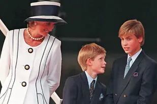 La nueva entrega de The Crown en Netflix mostrará parte de la vida de los príncipes Harry y William, hijos de Lady Di