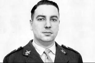 El coronel Argentino del Valle Larrabure, secuestrado y asesinado por el ERP, tras un año de cautiverio