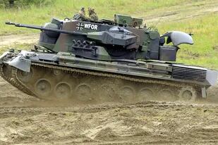 Un tanque antiaéreo Gepard recorre el área de entrenamiento militar en Munster durante el ejercicio de entrenamiento informativo.