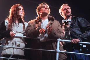 Kate Winslet y Leonardo Di Caprio junto a James Cameron, director de Titanic (1997)
