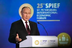 El presidente ruso Vladimir Putin habla en el Foro Económico Internacional de San Petersburgo, Rusia, el viernes 17 de junio