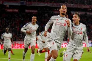 Van Dijk festeja el segundo tanto del Liverpool que se clasificó a cuartos de final.