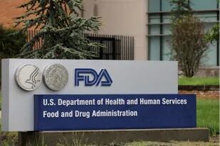 La Administración de Alimentos y Medicamentos (FDA por sus iniciales en inglés) revocó la autorización de emergencia que le había otorgado a los fármacos Regeneron y Eli Lilly