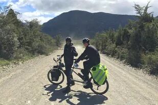 Juan Zemborain y Santiago su hijo cruzaron la cordillera en la misma bicicleta. Juan vio en el ciclismo la mejor manera de conectar con su hijo. Apenas Santiago empezó a pedalear Santiago le prometió que cuando cumpliera 15 cruzarían la Cordillera de los Andes.