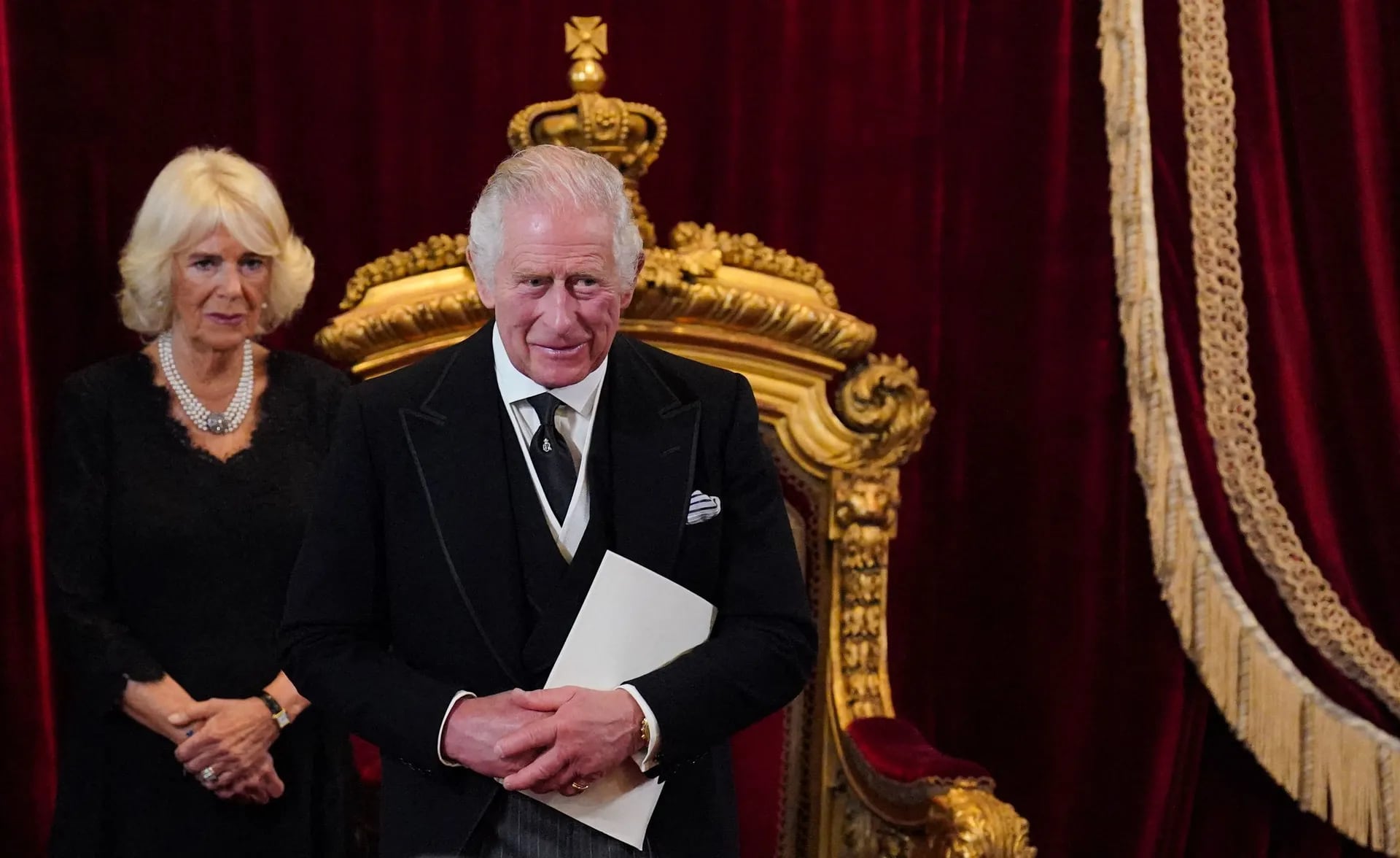 De negro y con perlas al cuello, Camilla estuvo junto a su esposo en el acto de proclamación.
