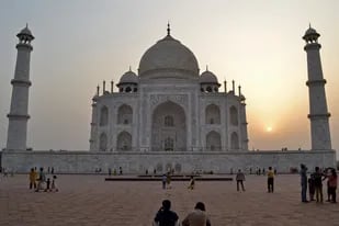 La gente visita el Taj Mahal, el 19 de mayo