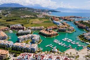 El puerto de Sotogrande es el de mayor calidad del Mediterráneo, con 1380 plazas y más de 1400 viviendas de lujo, entre tiendas de diseño exclusivo