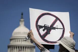 Activistas se manifiestan contra la violencia armada frente al Capitolio de Estados Unidos el 6 de junio de 2022 en Washington, DC.