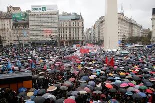 Miles de mujeres se concentran en el Obelisco en contra de los femicidios