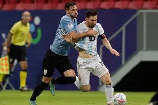 Argentina visitará a Uruguay el viernes, en el duelo que cerrará la fecha 13 de las eliminatorias que comenzará este jueves con cuatro encuentros