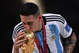 Ángel Di María y el beso a la copa más preciada; un ritual que podría repetirse este jueves, en la fiesta de la selección argentina en el Monumental