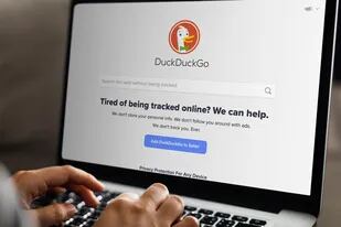 DuckDuckGo, un buscador web destacado por su privacidad, también está disponible como un navegador web para dispositivos móviles