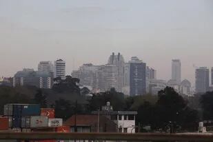 El humo de los incendios en el Litoral y el norte llegó a la ciudad de Buenos Aires