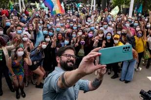 El candidato presidencial chileno Gabriel Boric, de la alianza Apruebo Dignidad, se toma una selfie con miembros de su campaña electoral antes de su diagnóstico de Covid