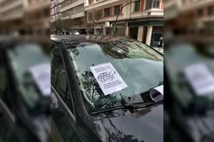 El auto mal estacionado estaba en una calle de La Coruña y una mano anónima le pegó un mensaje aleccionador en el parabrisas