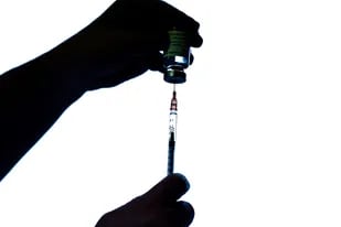 La llegada de la vacuna de origen chino se da en medio de una fuerte polémica por los casos de vacunacion vip