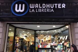 Librería Waldhuter, de avenida Santa Fe, una de las tres librerías que cerraron sus locales esta semana; seguirá online