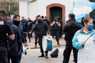 Los policías bonaerenses llevaron su reclamo a la quinta presidencial de Olivos