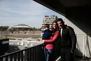 Fiorella Griffo y Matías Cafferata, junto a su hijo Bautista, en su nuevo departamento en la Villa Olímpica