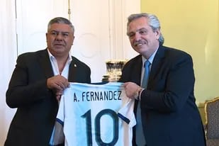 Claudio Tapia, el presidente de la Asociación del Fútbol Argentino, y Alberto Fernández, el de la Argentina; el mandatario era el jefe de gabinete cuando, en 2008, el canal estatal pasó a televisar un partido por fecha, antes de Fútbol Para Todos.