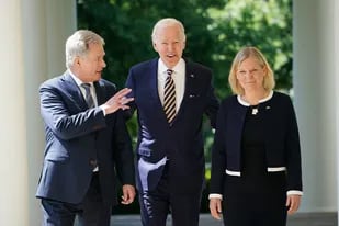 El presidente de Estados Unidos, Joe Biden; la primera ministra sueca, Magdalena Andersson, y el presidente finlandés, Sauli Niinistö, durante su encuentro en la Casa Blanca