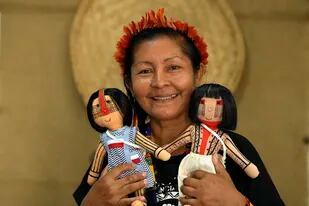Luakam Anambé posa con unas muñecas indígenas en su taller de Río de Janeiro, el martes 24 de mayo de 2022. (AP Foto/Silvia Izquierdo)