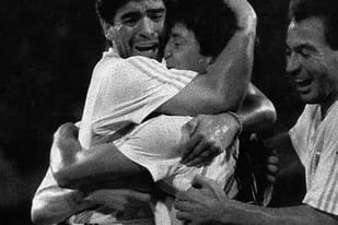 Pedro Damian Monzon y José Tiburcio Serrizuela se abrazan con Diego Maradona en Italia 90