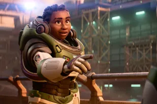 Lightyear, la nueva película de Pixar que relata la vida de Buzz como guardián especial, ha causado controversia y no será exhibida en todo el mundo