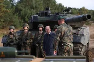 Foto de archivo tomada el 17 de octubre de 2022 muestra al canciller alemán Olaf Scholz hablando con soldados frente a un tanque de combate Leopard 2 de las fuerzas armadas alemanas Bundeswehr
