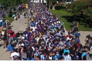 El velatorio de Diego Maradona reunió a millares de personas que aguardaban ingresar a la Casa Rosada para despedir sus restos