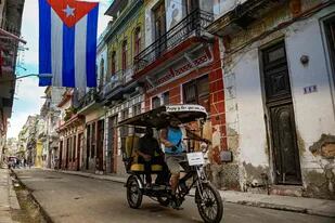 Un bicitaxien las calles de La Habana. (Photo by YAMIL LAGE / AFP)