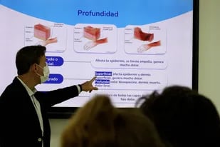 Mariano Allende, Subgerente médico de Urgencias de OSDE, brindando un curso gratuito en la Facultad de Medicina de la USAL.