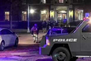 Armados, los oficiales de Policía ingresan a Phillips Hall en la Universidad Estatal de Michigan en East Lansing, luego de informes de un tiroteo en el campus el lunes a la noche
