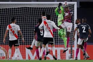 Una de las pocas oportunidades en las que Independiente atacó contra el arco de River Plate y puso en peligro a Enzo Pérez