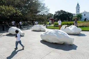 Globos como piedras en Plaza Francia, obra del artista Martín Touzón en la Semana del Arte