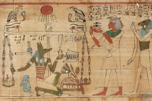 Lograron reunir dos piezas de la envoltura de una momia de 2300 años de antigüedad y revelaron que estaba cubierta con jeroglíficos del Libro de los Muertos
