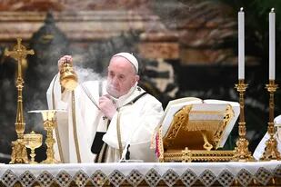 El Papa Francisco sostiene un incensario mientras dirige una misa de Nochebuena para conmemorar la natividad de Jesucristo el 24 de diciembre de 2020, en la basílica de San Pedro en el Vaticano, en medio de la pandemia de coronavirus
