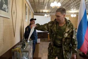 Un militar de las fuerzas prorrusas vota en Lugansk, en el este de Ucrania