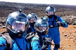 La astrobióloga Michaela Musilova junto al equipo de investigadores durante una recorrida en el volcán Mauna Loa en Hawai