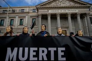 Hubo protestas contra la ley de eutanasia frente al Congreso de los Diputados, hoy en Madrid