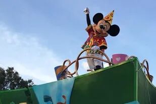 Disneyland Park reabrió sus puertas después de una año, pero sin los abrazos de Mickey debido a los protocolos para evitar la propagación del covid.