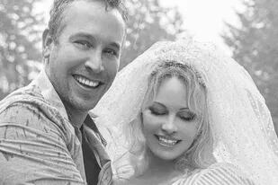 Pamela Anderson se casó en secreto con su guardaespaldas, Dan Hayhurst