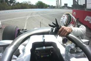Lewis Hamilton, arrodillado junto a su Mercedes