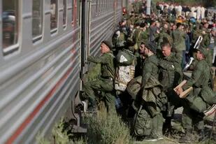 Reclutas rusos toman un tren en la estación de Prudboi, en la región rusa de Volgogrado
