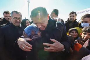 El presidente turco, Recep Tayyip Erdogan, abraza a una mujer mientras visita las áreas afectadas por el terremoto masivo en la frontera turco-siria
