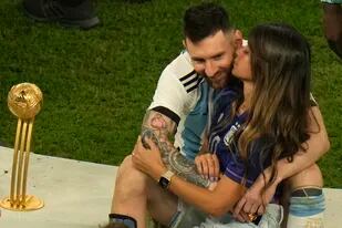Lionel Messi, feliz a más no poder, abraza a su esposa, Antonela Roccuzzo, tras la conquista más importante de su vida: el Mundial de Qatar 2022 (AP Photo/Francisco Seco)